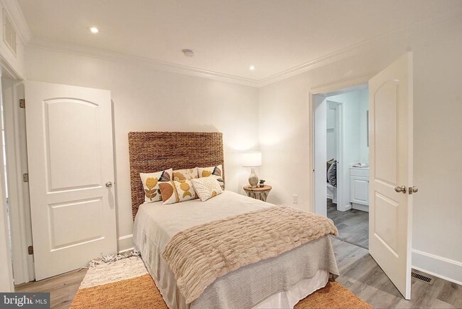 Building Photo - 102 Frederick Ave