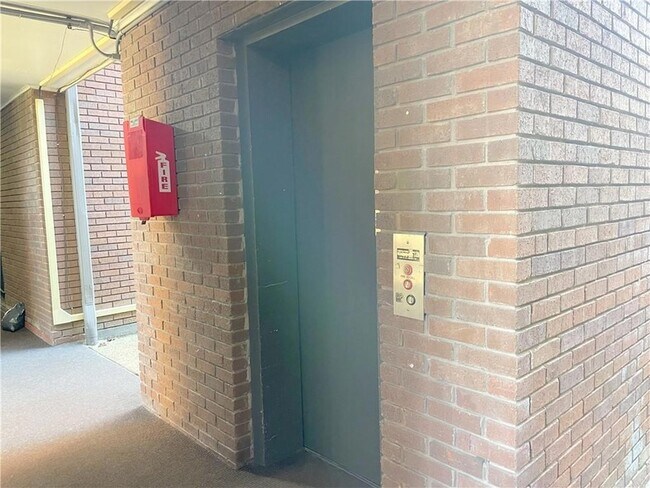 Building Photo - 1161 Lake Ave