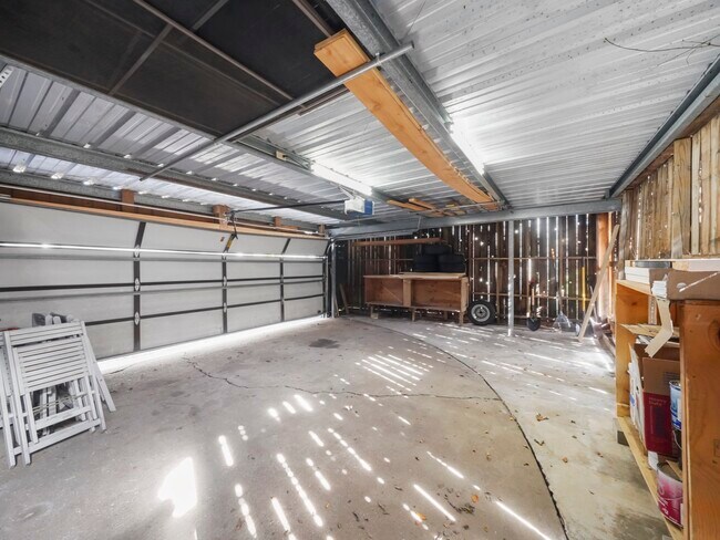 Building Photo - 2240 Wroxton Rd