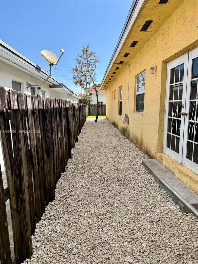 Building Photo - 1010 NW 2nd Ave