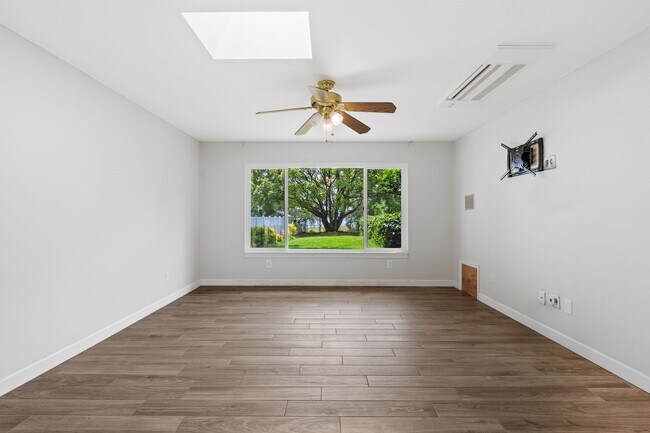 Building Photo - Welcome to your Pool/Lake Home!