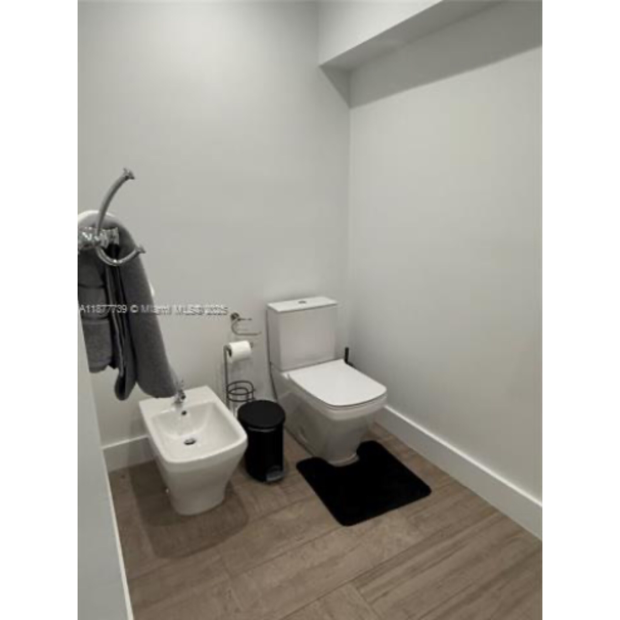 Building Photo - 3231 Salzedo St