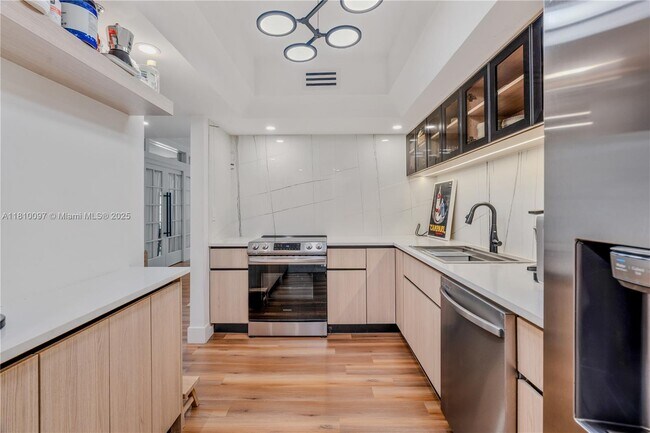 Building Photo - 520 Brickell Key Dr