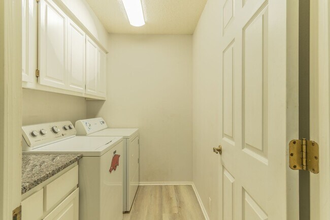 Building Photo - 16 Balenciaga Way