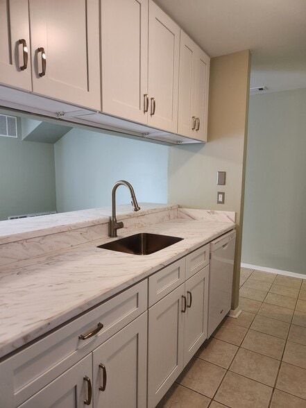 Kitchen - 608 Woodhollow Dr