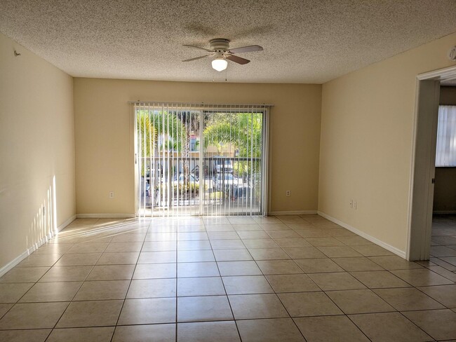 Building Photo - 1000 Crestwood Ct S