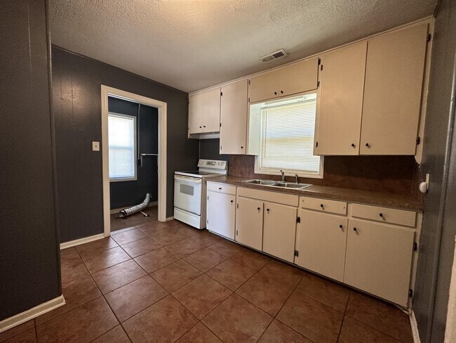 Building Photo - 1332 N Erie St