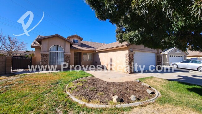 Building Photo - 3 Bedroom 2 Bath Hesperia Home with a bonu...