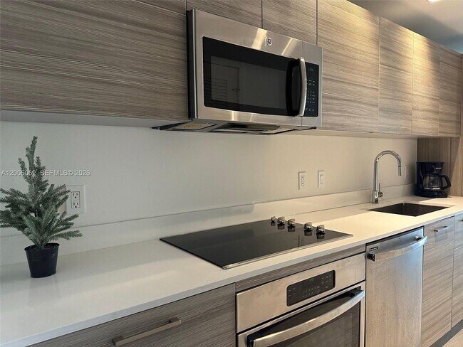 Building Photo - 121 NE 34th St