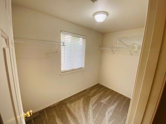 Building Photo - Charming Van Mall Condo