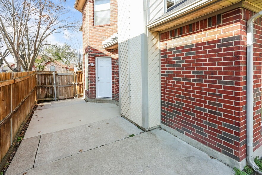 Building Photo - 2128 Amber Springs