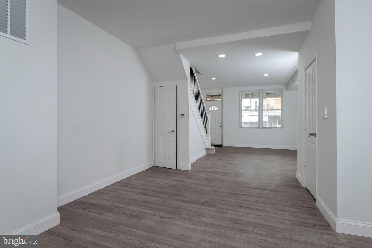 Living Room - 2211 W Saratoga St
