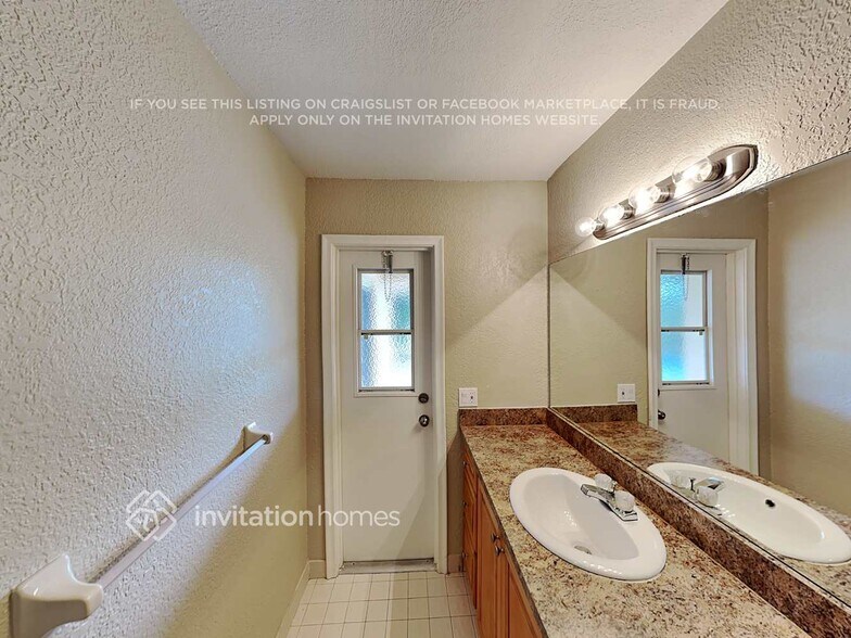 Building Photo - 11440 NW 18th Manor