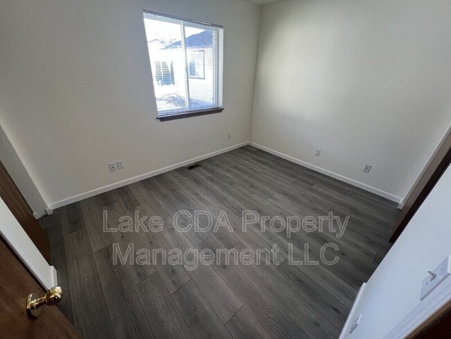 Building Photo - 228 E Ryan Dr