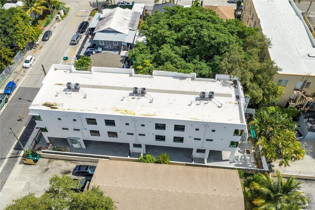 Building Photo - 526 SW 2nd St