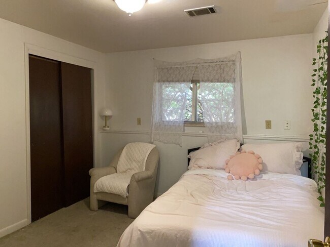 Building Photo - STUDENTS WELCOME! Sprawling 6 Bed / 3 Bath Home Near College and Drake