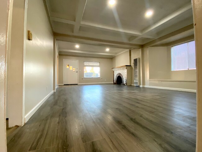 Living Rooom - 4012 S Normandie Ave