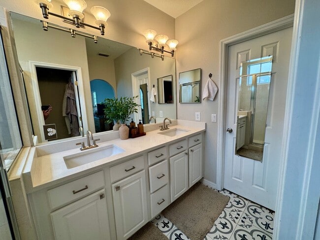 Building Photo - Private Townhouse in Heart of South Tampa