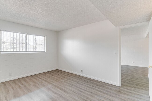 Building Photo - Charming Upstairs Unit with Prime Location...