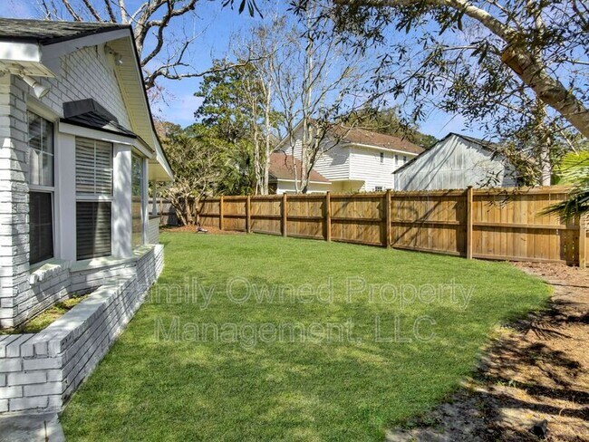 Building Photo - 23 Shadowmoss Pkwy