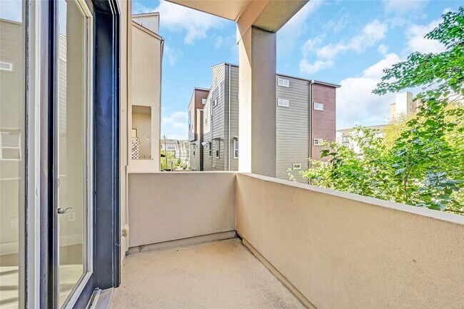 Building Photo - 2419 Charleston St