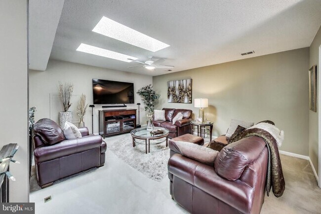 Building Photo - 10021 Vanderbilt Cir