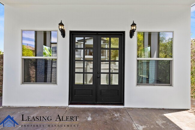 Building Photo - 5011 Hayvenhurst Ave