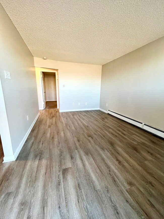 Building Photo - Stylish 1-Bedroom Apartment | Pet-friendly...