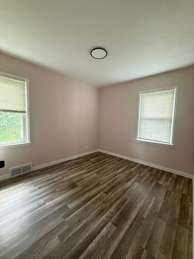Building Photo - Beautiful 2 Bedroom 1 Bathroom House