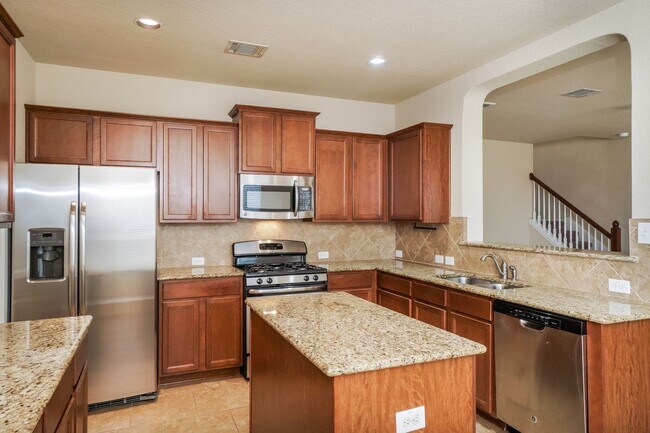 Building Photo - 4 bedroom home only 4 miles from Randolph AFB