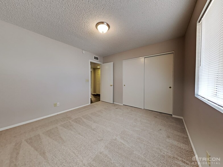 Building Photo - 8427 W Orchid Ln