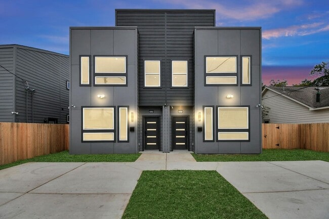 Building Photo - For Lease-Housing Vouchers Accepted | 3 Bed, 3 Bath | 1,515 Sq Ft | South Houston