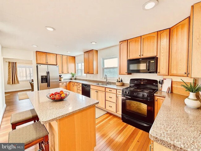 Building Photo - 4416 Hallet St