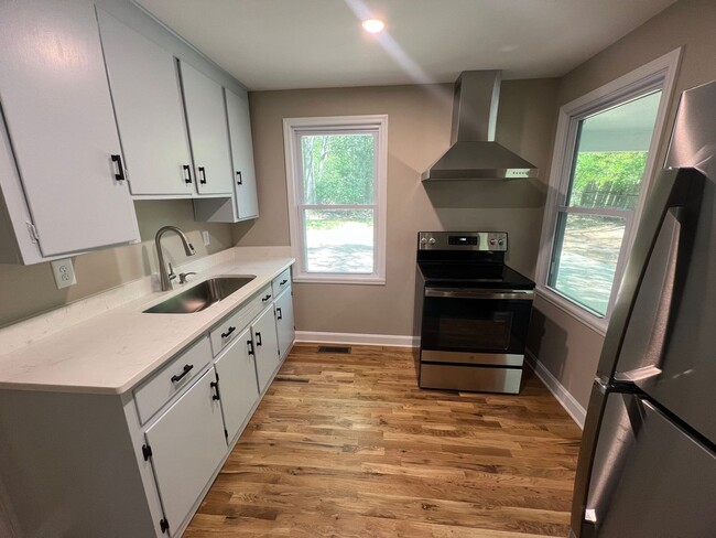 Building Photo - Newly renovated 2 bedroom 1 bath house!
