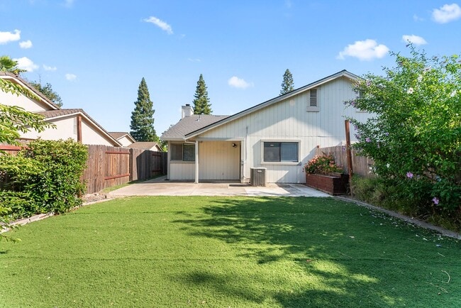 Building Photo - Charming 2 Bedroom 2 Bath Duplex