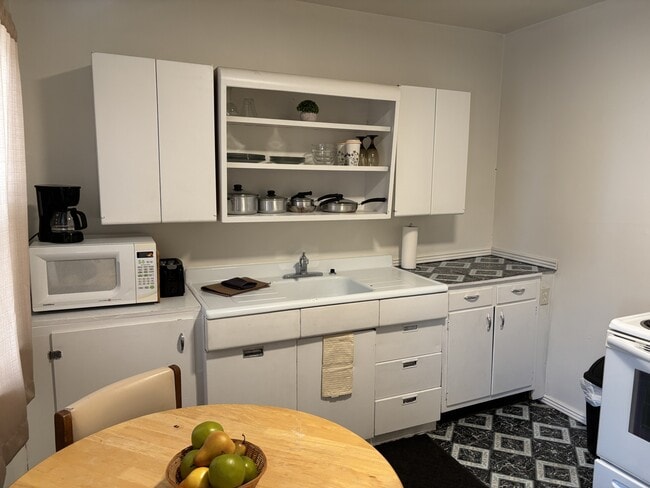 Building Photo - 122 7th St