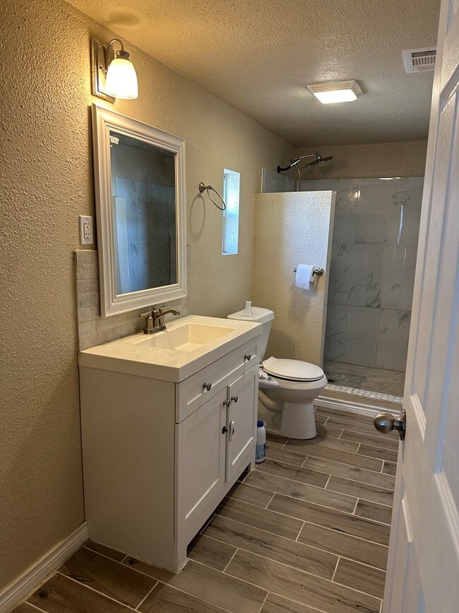Building Photo - 1711 Doran Dr