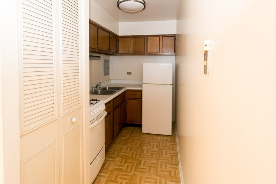 Building Photo - 665 W Wrightwood Ave