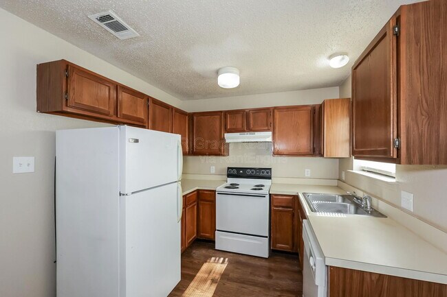 Building Photo - 5931 Shadydell Dr