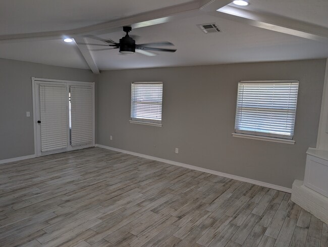 Building Photo - 2421 Marshall Dr