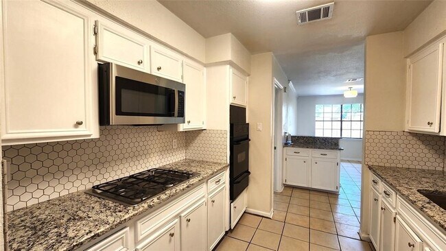 Building Photo - 2702 Foliage Green Dr