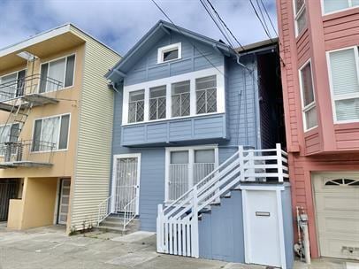 Building Photo - Top-Floor 3BR with Renovated Kitchen Acros...