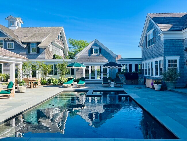 Building Photo - 3 Field Club Dr