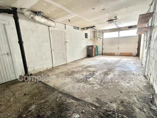 Building Photo - 806 John Farry Pl