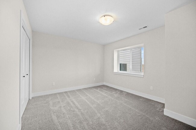 Building Photo - 4 Bedroom Townhome Available February 1st!