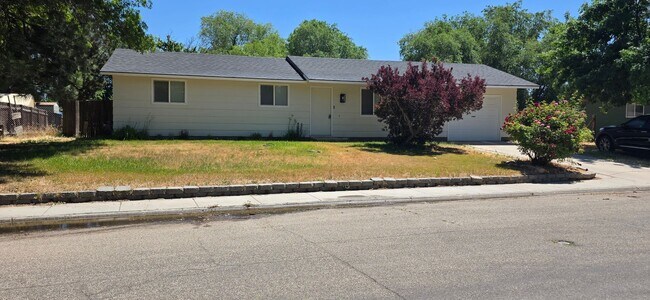 Building Photo - Beautifully Remodeled 3-Bedroom Home on a Spacious ½-Acre Lot!