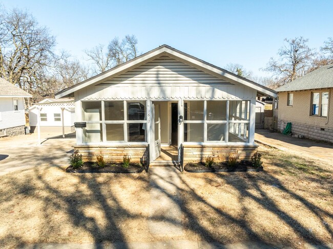 Building Photo - Freshly Updated 3 Bedroom House