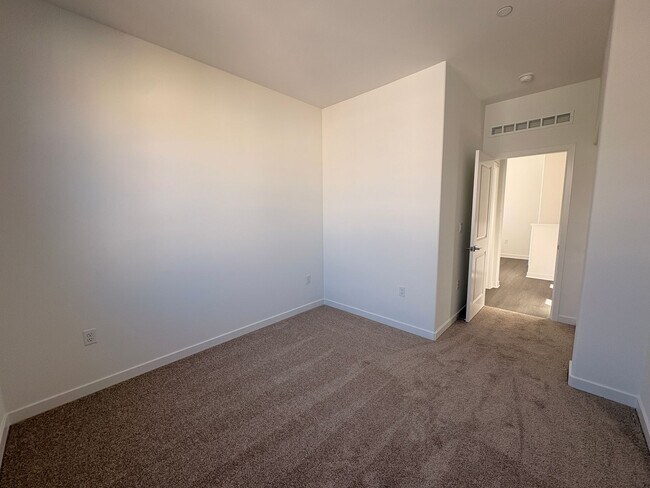 Building Photo - 3 Bed, 2.5 Bath townhome in Ontario!