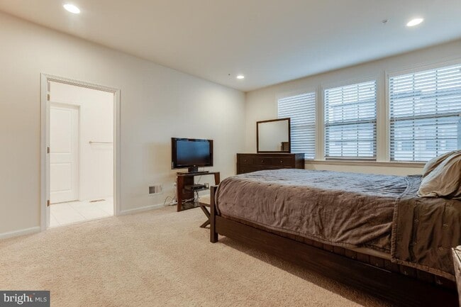 Building Photo - Stunning, light-filled end unit townhome in sought-after Brambleton community.