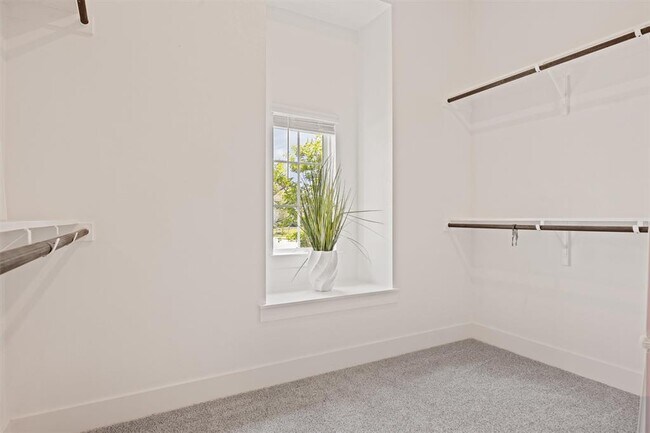 Building Photo - 2233 Bellisa Vis Dr